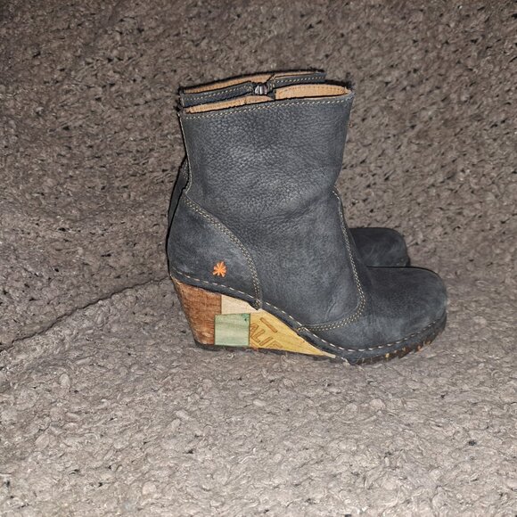 THE ART COMPANY-Detailed Wood Wedge Heel Booties-Gray Nubuck-Sz 37-EXCELLENT - Picture 5 of 8